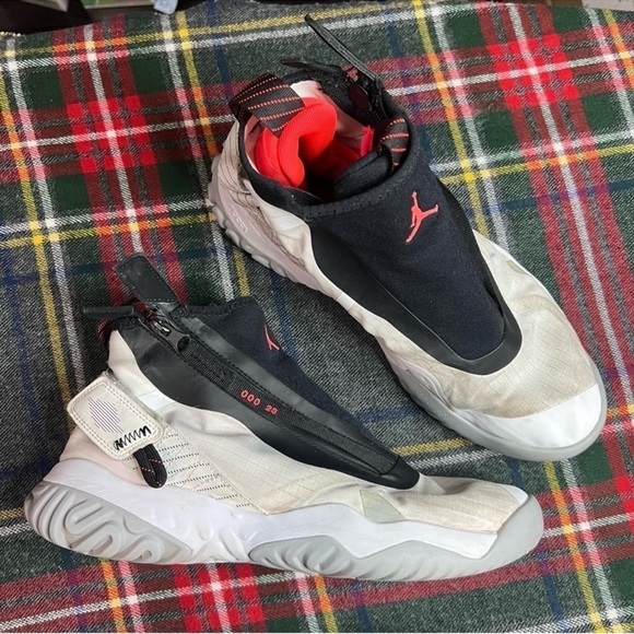 Air Jordan Bright White Crimson Proto React Z Sneakers 8.5 - Picture 7 of 7